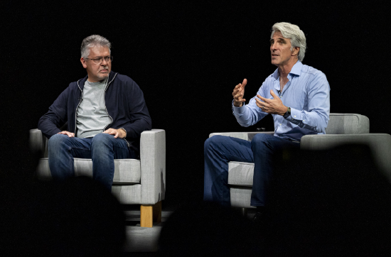 苹果的约翰・吉安南德雷亚和克雷格・费德里吉（Craig Federighi）。